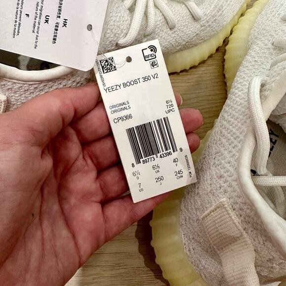 Yeezy 350 v2 cream size 7. NWT without box - Picture 6 of 6